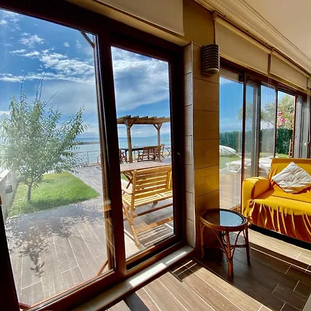 Seafront Mansion Summer House In Casa de Férias