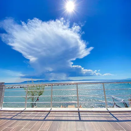 Seafront Mansion Summer House In Vakantiehuis