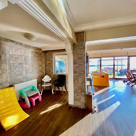 Seafront Mansion Summer House In Vakantiehuis