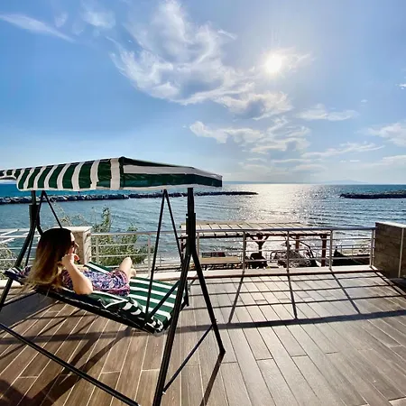 Vakantiehuis Seafront Mansion Summer House In