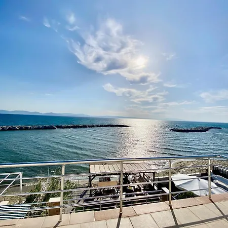 Seafront Mansion Summer House In Vakantiehuis