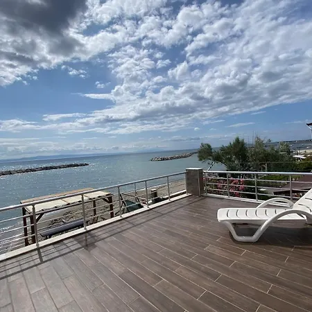 Seafront Mansion Summer House In Vakantiehuis